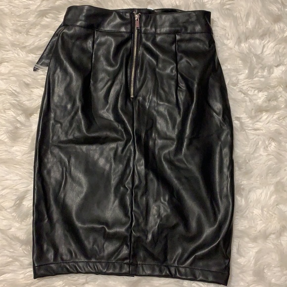 Black Belted Faux Leather Skirt 🖤 - Picture 5 of 6